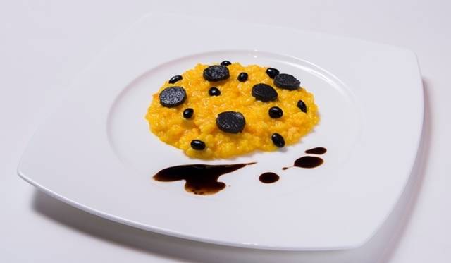 <strong>ART｜草間彌生氏のコンセプトカフェが六本木ヒルズにオープン</strong>　「旬の魚介を使ったサフランリゾット」1日限定ランチ10食、ディナー10食　1600円