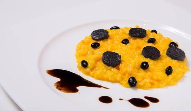 <strong>ART｜草間彌生氏のコンセプトカフェが六本木ヒルズにオープン</strong>　「旬の魚介を使ったサフランリゾット」1日限定ランチ10食、ディナー10食　1600円