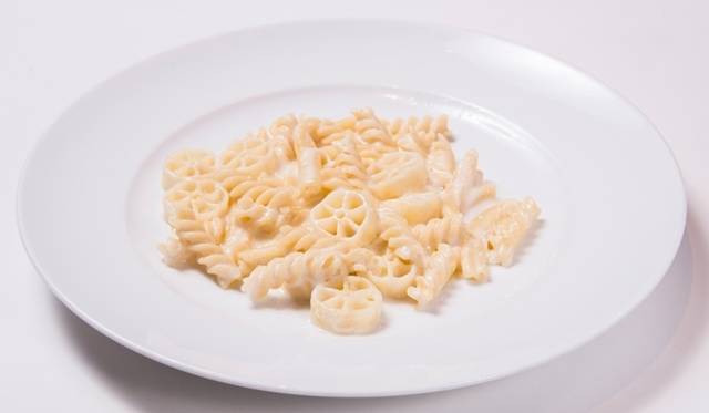 <strong>ART｜草間彌生氏のコンセプトカフェが六本木ヒルズにオープン</strong>　「3種類のショートパスタを使ったクリームチーズソース」　1200円