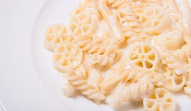 <strong>ART｜草間彌生氏のコンセプトカフェが六本木ヒルズにオープン</strong>　「3種類のショートパスタを使ったクリームチーズソース」　1200円