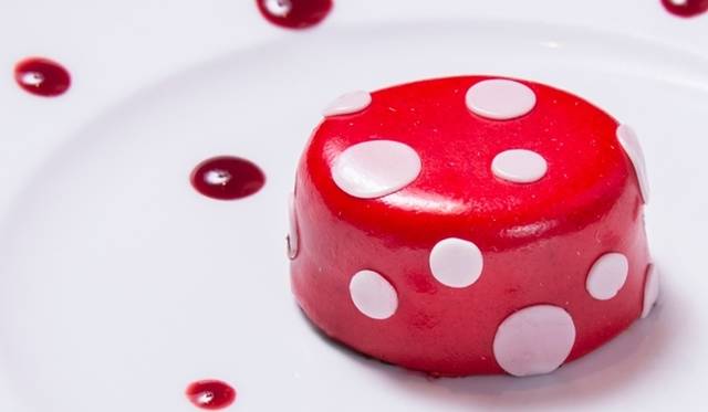 <strong>ART｜草間彌生氏のコンセプトカフェが六本木ヒルズにオープン</strong>　「水玉ガトーショコラ」各色1日限定30個　1200円（コーヒーもしくは紅茶付） 単品 980円