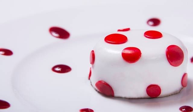 <strong>ART｜草間彌生氏のコンセプトカフェが六本木ヒルズにオープン</strong>　「水玉ガトーショコラ」各色1日限定30個　1200円（コーヒーもしくは紅茶付）　単品 980円