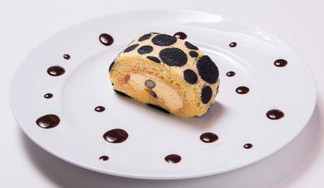 <strong>ART｜草間彌生氏のコンセプトカフェが六本木ヒルズにオープン</strong>　「カボチャのムースとキャラメルパティシエールのドットロールケーキ」　700円