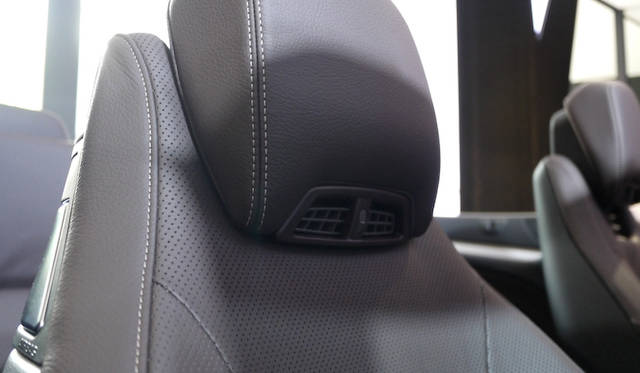 コンフォートパケージ設定時にエアキャップとともに装着となる、エアスカーフは、首元をあたためることで冬のオープンドライブを快適にする