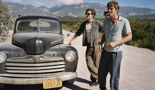 主人公を演じるふたり。サル役のサム・ライリー（左）とディーン役のギャレット・ヘドランド　© Gregory Smith