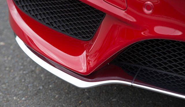 AMG スポーツパッケージに装着される、専用のフロントスポイラー