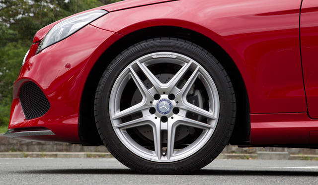 AMG スポーツパッケージに装着される、専用の18インチアルミニウムホイール