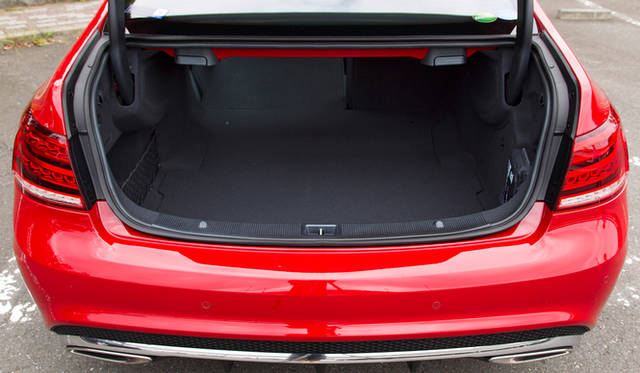 トランクは415リットルを確保。