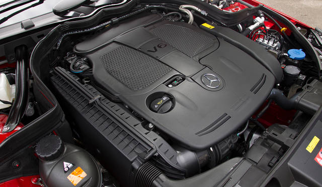 3,497cc V型6気筒 直噴DOHC ターボエンジンは、最高出力225kW（306ps）/ 6,500 rpm、最大トルク370Nm（37.7kgm）/ 3,500-5,250 rpmというスペック