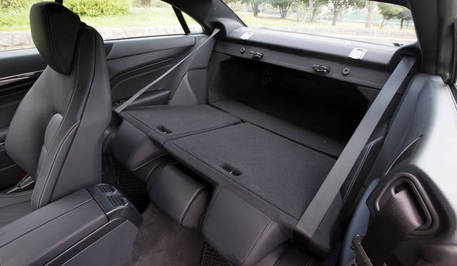 リアシートは2:1の可倒式