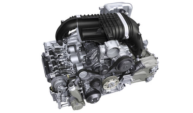 最高出力350kW（475ps）/ 8,250 rpm、最大トルク440Nm/6,250 rpm、許容回転数9,000rpmの水平対向6気筒自然吸気エンジン