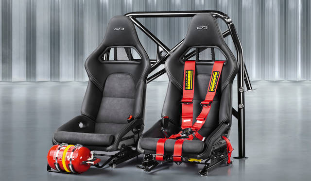 クラブスポーツパッケージは無償オプションとして用意され、サーキットにむけた安全性をたかめる。ボディにボルトで固定するロールケージ、6点式シートベルト、消火器、バッテリーマスタースイッチ用プレパレーションから構成される