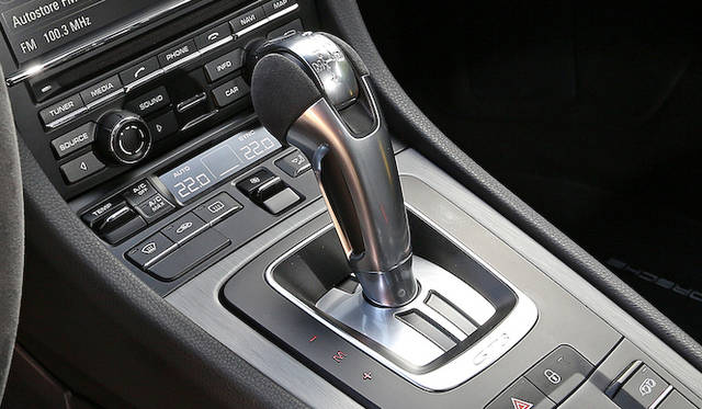 引いてシフトアップ、押してシフトダウンという操作になったシフトレバー