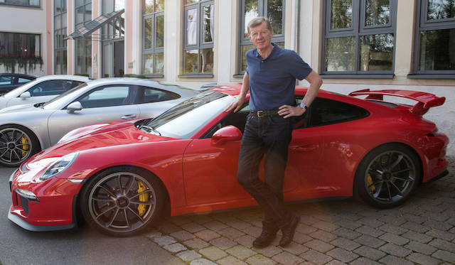 ブランドアンバサダーで開発ドライバーでもある元WRCチャンピオン ヴァルター・ロール氏。1947年生まれでポルシェの現役テストドライバー。ニキ・ラウダによれば、運転の天才