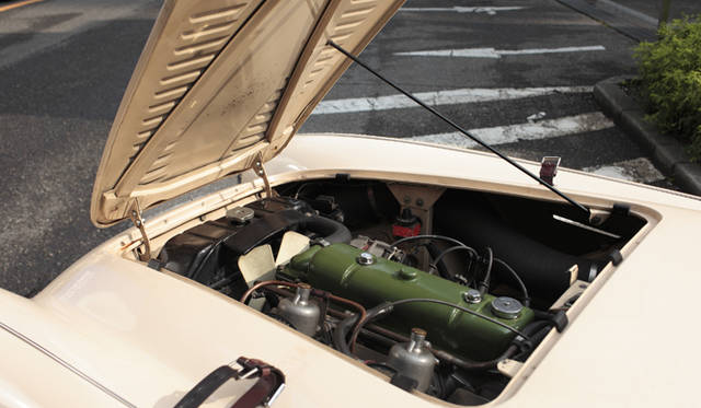 ボンネットはレザーのストラップで留められている