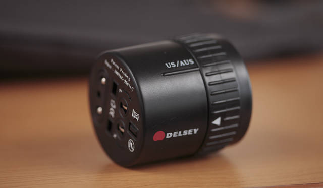 日本でもよく知られているフランスのラゲッジメーカー「デルセー」。そのプラグ変換器は珍しいアイテムだ。現在、日本での正規取扱いはない。 http://www.delsey.com/（海外サイト）