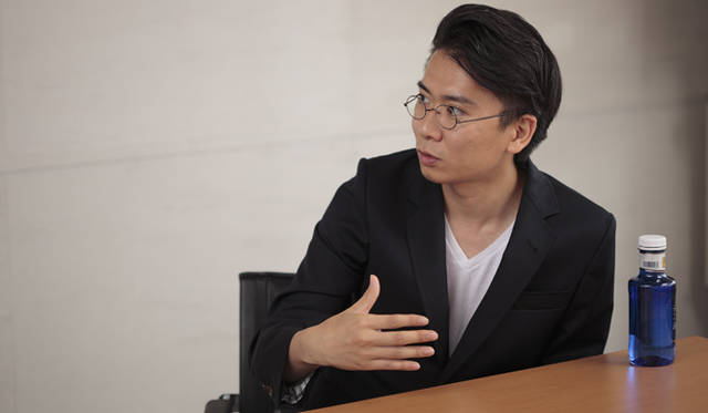 本連載は丸若屋代表の丸若裕俊氏をナビゲーターとして、今後さまざまなゲストを迎え、旅と旅に持っていくものについて対談を重ねていく