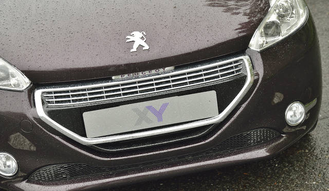 グリル下部のバーにグロスブラックがつかわれている、クロームのフローティンググリル