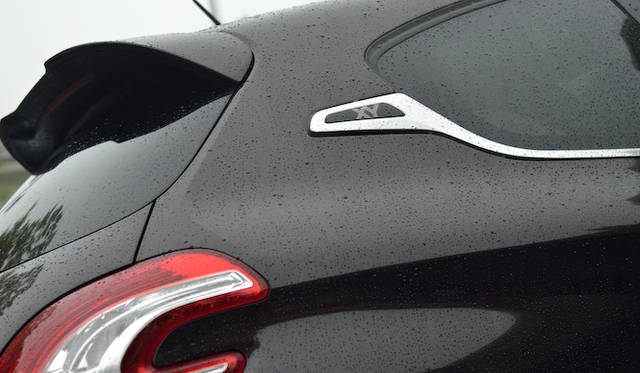 208の特徴的なトリムストリップの後端にはXYのエンブレムがはいる