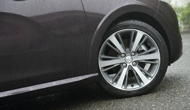 専用の17インチホイールには水星を意味するメルキュールという名前がついている