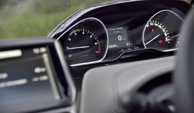 メーター部もうっすらと紫色がはいった専用のもの