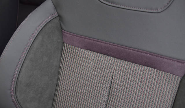 テップレザーとよばれる人工皮革、アルカンターラ、ファブリックを組みあわせ、パープルのステッチがはいったシート