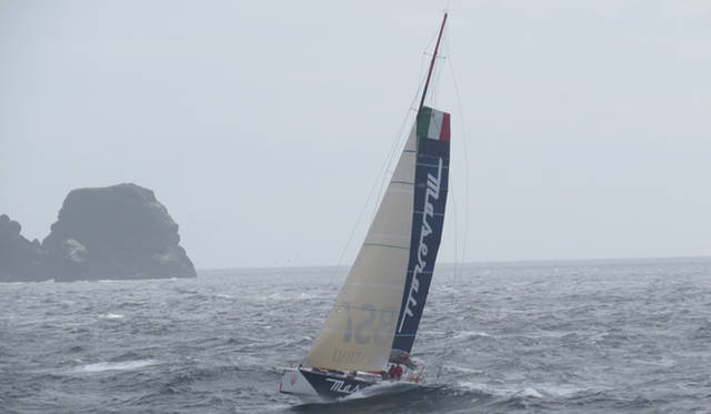 7月13日にアメリカ大陸を出航後、直線コースの2225海里（約4100キロ）を走り、ホノルルのダイアモンドヘッドに到着した「マセラティ号」