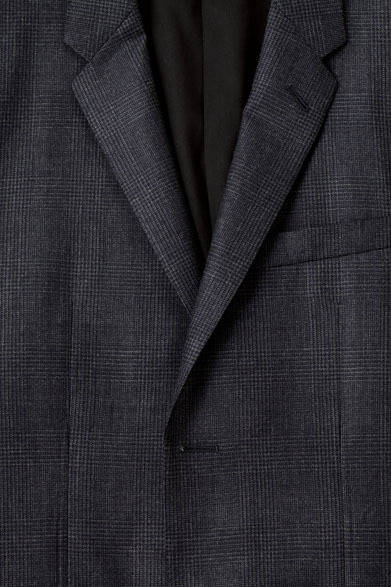 <strong>MARGARET HOWELL｜マーガレット・ハウエル</strong>　 MEN’S COLLECTION AUTUMN WINTER 2013　ニットベスト2万9400円、シャツ3万450円、トラウザーズ4万2000円、スカーフ3万450円、靴4万9350円（すべてマーガレット・ハウエル）