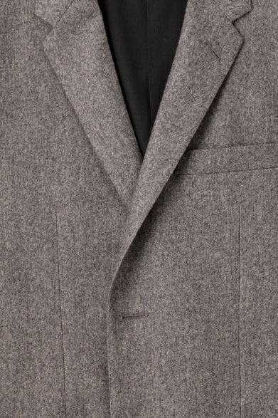 <strong>MARGARET HOWELL｜マーガレット・ハウエル</strong>　 MEN’S COLLECTION AUTUMN WINTER 2013　ジャケット9万1350円、シャツ2万9400円、ニット3万5700円、デニム2万5200円、バッグ5万8800円（すべてマーガレット・ハウエル）