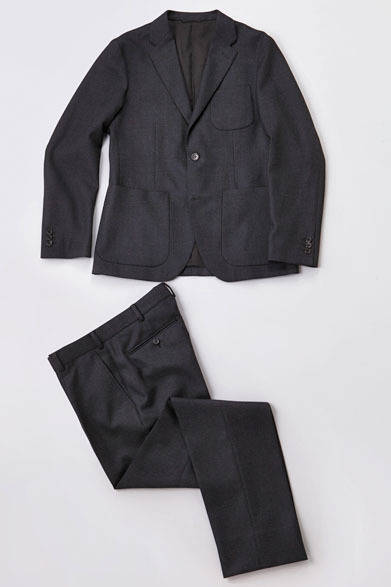 <strong>MARGARET HOWELL｜マーガレット・ハウエル</strong>　 MEN’S COLLECTION AUTUMN WINTER 2013　ジャケット6万4050円、シャツ3万450円、トラウザーズ3万1500円、ネクタイ1万3650円、靴4万9350円（すべてマーガレット・ハウエル）