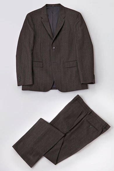 <strong>MARGARET HOWELL｜マーガレット・ハウエル</strong>　 MEN’S COLLECTION AUTUMN WINTER 2013　ジャケット9万1350円、シャツ3万450円、トラウザーズ4万5150円、ネクタイ1万3650円、靴4万9350円（すべてマーガレット・ハウエル）