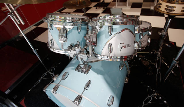 メガネ パリ ミキ 渋谷店のディスプレイにはドラムが鎮座