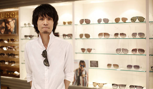 メガネの三城 心斎橋本店の店長、岸本貴宏さん