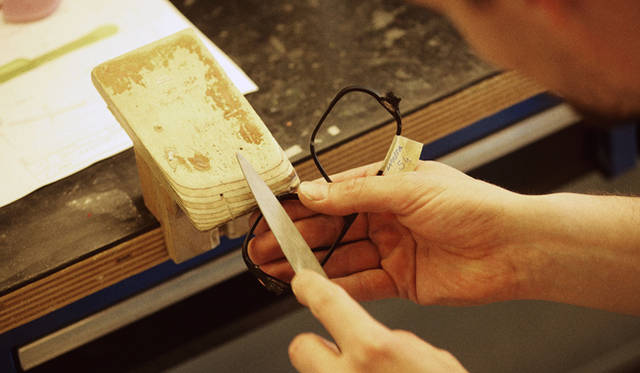 手作業でフレームを削り出す