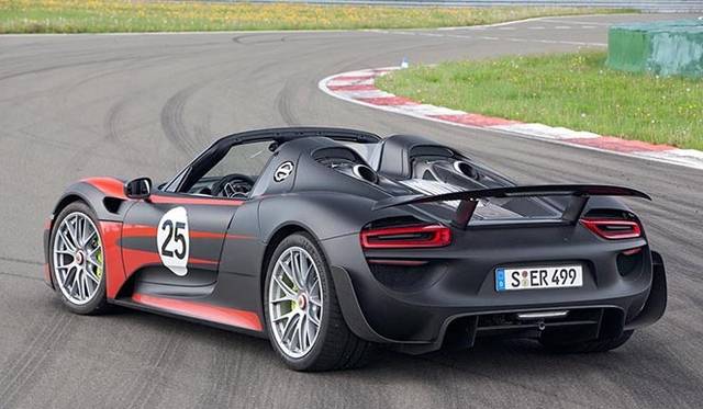 ヴァイザッハ研究開発センターの最高責任者ヴォルフガング・ハッツ氏