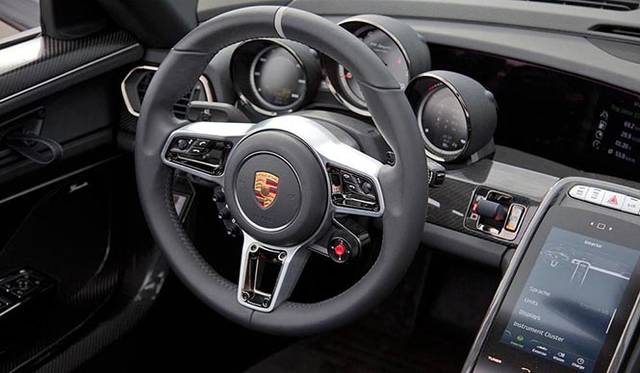 ヴァイザッハ研究開発センターの最高責任者ヴォルフガング・ハッツ氏