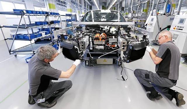 ヴァイザッハ研究開発センターの最高責任者ヴォルフガング・ハッツ氏