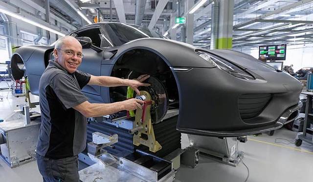 ヴァイザッハ研究開発センターの最高責任者ヴォルフガング・ハッツ氏