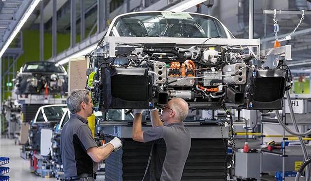 ヴァイザッハ研究開発センターの最高責任者ヴォルフガング・ハッツ氏