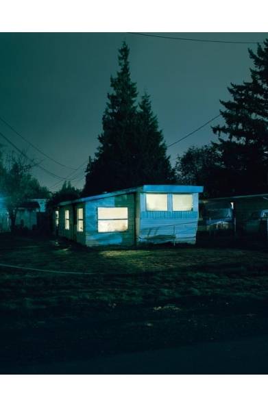 <strong>ART｜トッド・ハイドによる日本初の本格的な写真展をPOSTで開催</strong><br /><br />House Hunting （2001）<br /><br />トッド・ハイド写真展『Todd Hido』<br />会期│8月13日（火）～9月1日（日）　※月曜休み<br />時間│12:00～20:00<br />会場│POST<br />東京都渋谷区恵比寿南2-10-3　1F<br />Tel.03-3713-8670