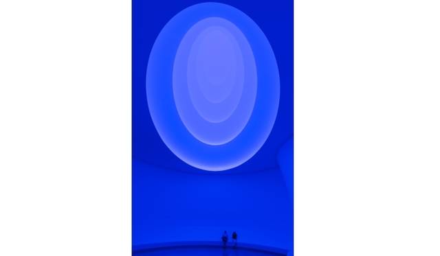 <strong>ART FILE 24｜「James Turrell （ジェームズ タレル）」</strong>　James TurrellAten Reign, 2013Daylight and LED light, dimensions variable© James Turrell Installation view: James Turrell, Solomon R. Guggenheim Museum, New York, June 21–September 25, 2013 Photo: David Heald © Solomon R. Guggenheim Foundation, New York