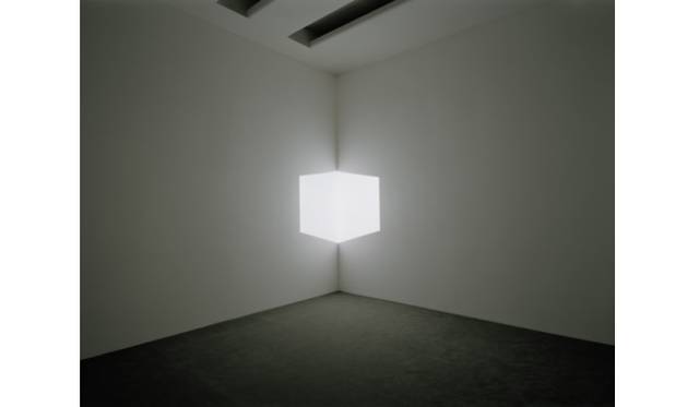 <strong>ART FILE 24｜「James Turrell （ジェームズ タレル）」</strong>　James TurrellAfrum I (White), 1967Projected light, dimensions variableSolomon R. Guggenheim Museum, New York, Panza Collection, Gift 92.4175 © James Turrell Installation view: Singular Forms (sometimes repeated), Solomon R. Guggenheim Museum, New York, March 5–May 19, 2004 Photo: David Heald © Solomon R. Guggenheim Foundation, New York