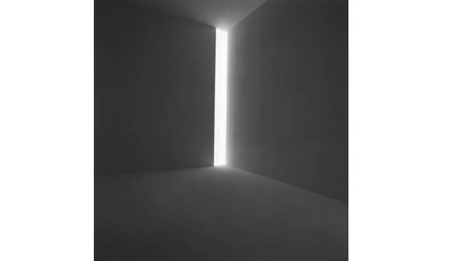 <strong>ART FILE 24｜「James Turrell （ジェームズ タレル）」</strong>　James TurrellRonin, 1968 Fluorescent light, dimensions variableCollection of the artist © James Turrell Installation view: Jim Turrell, Stedelijk Museum, Amsterdam, April 9–May 23, 1976Photo: Courtesy the Stedelijk Museum