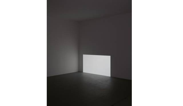 <strong>ART FILE 24｜「James Turrell （ジェームズ タレル）」</strong>　James TurrellPrado (White), 1967 Projected light, dimensions variable Collection of Kyung-Lim Lee Turrell© James Turrell Photo: Florian Holzherr