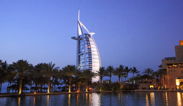 白い帆船のような「ブルジュ・アル・アラブ」は、ドバイの代表的な建物