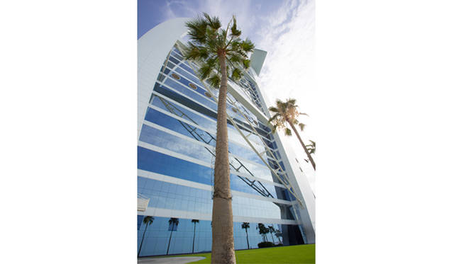 側面は総ガラス張り