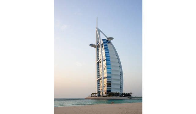 海にせり出した人工島に建つ