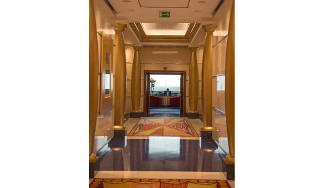 各階で24時間対応するバトラー