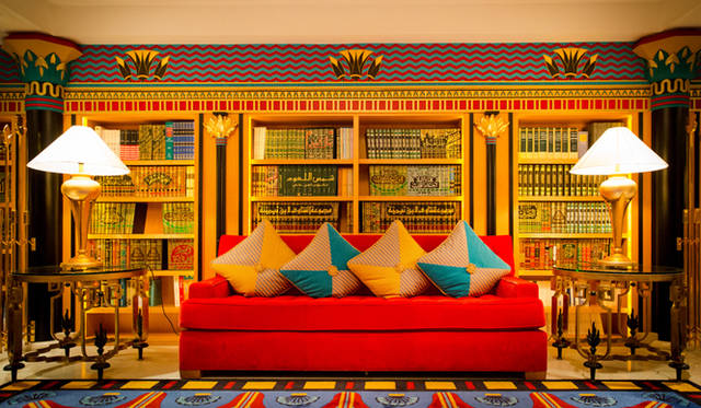 ライブラリーにはアラビア文字の本が並ぶ