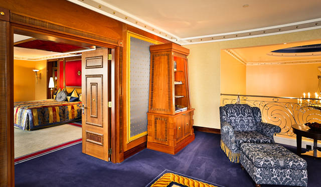 プレジデンシャルスイートのもうひとつのベッドルーム（左奥）